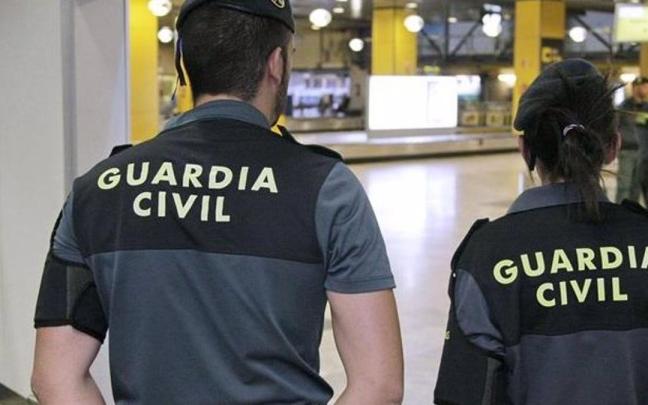 Dos guardia civiles en Barajas.