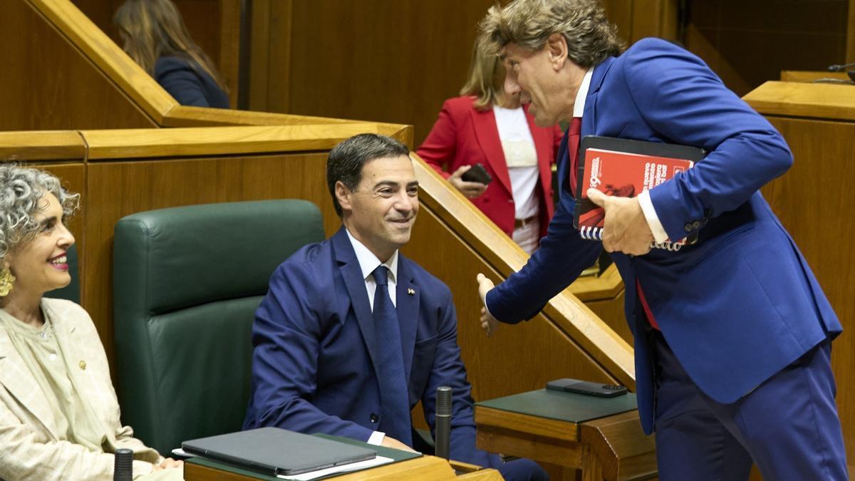 Pradales saluda al secretario general del PSE-EE, Eneko Andueza, 18 de septiembre de 2025.