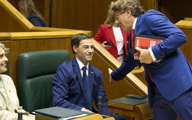 Pradales saluda al secretario general del PSE-EE, Eneko Andueza, 18 de septiembre de 2025.