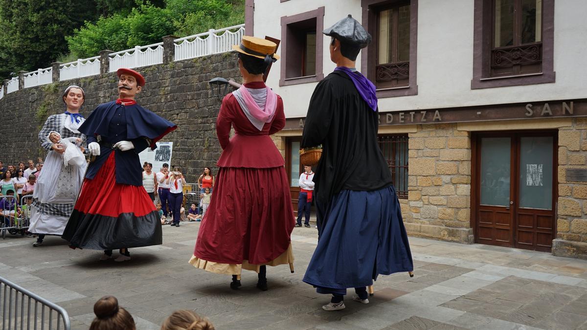 Los gigantes de Pasaia, bailando en San Pedro