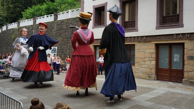 Los gigantes de Pasaia, bailando en San Pedro