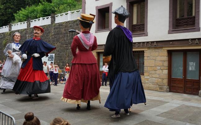 Los gigantes de Pasaia, bailando en San Pedro