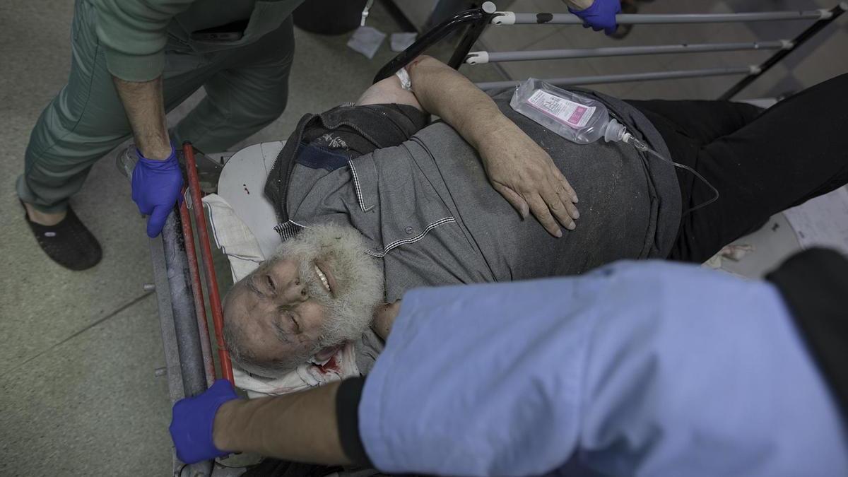Un palestino herido es trasladado al hospital Nasser en Jan Yunis.