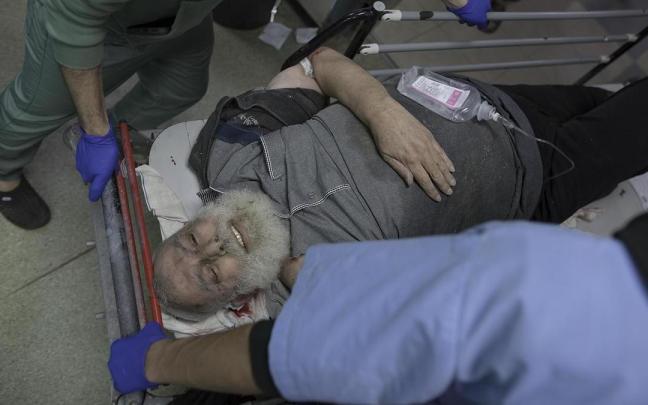 Un palestino herido es trasladado al hospital Nasser en Jan Yunis.