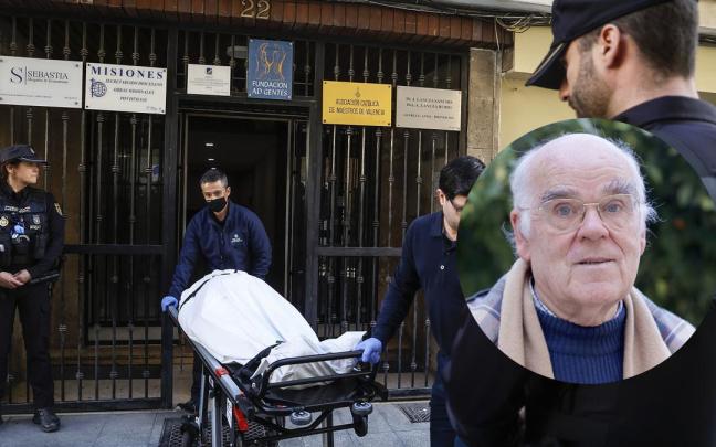 Agentes de Policía trasladan el cadáver del canónigo asesinado. A la derecha, una imagen del sacerdote.