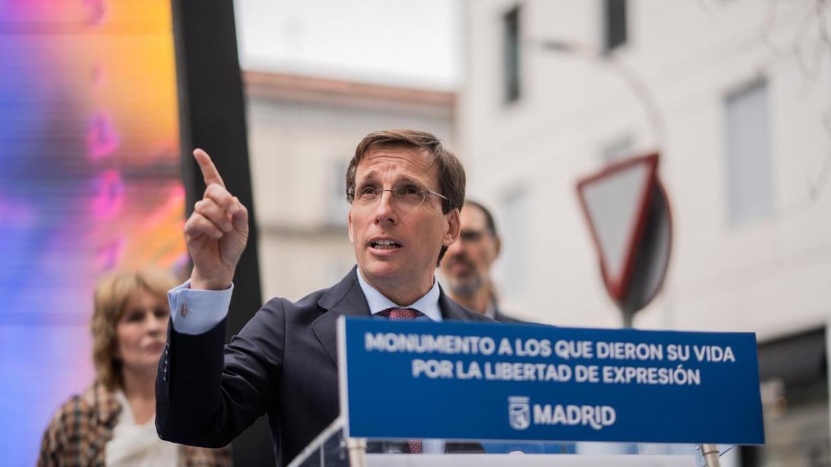 El momento en el que a Martínez-Almeida le caga una paloma en la cabeza en pleno discurso