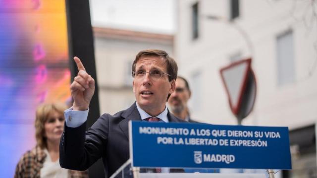 El momento en el que a Martínez-Almeida le caga una paloma en la cabeza en pleno discurso