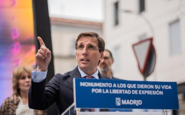 El momento en el que a Martínez-Almeida le caga una paloma en la cabeza en pleno discurso