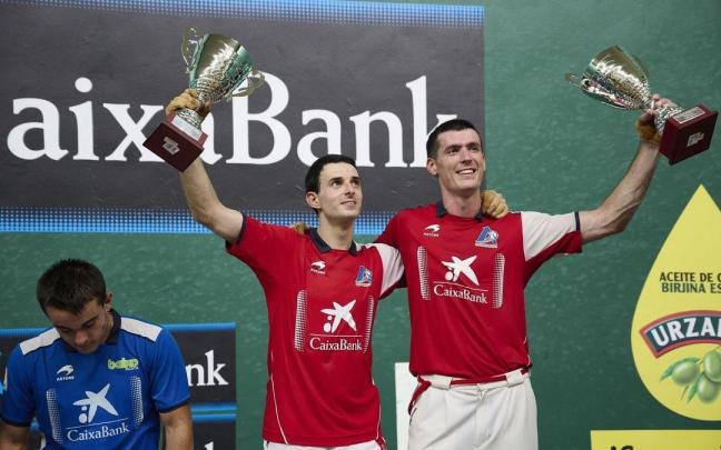 Altuna y Rezusta posan en el podio con los trofeos de campeones del torneo de parejas de San Fermín.