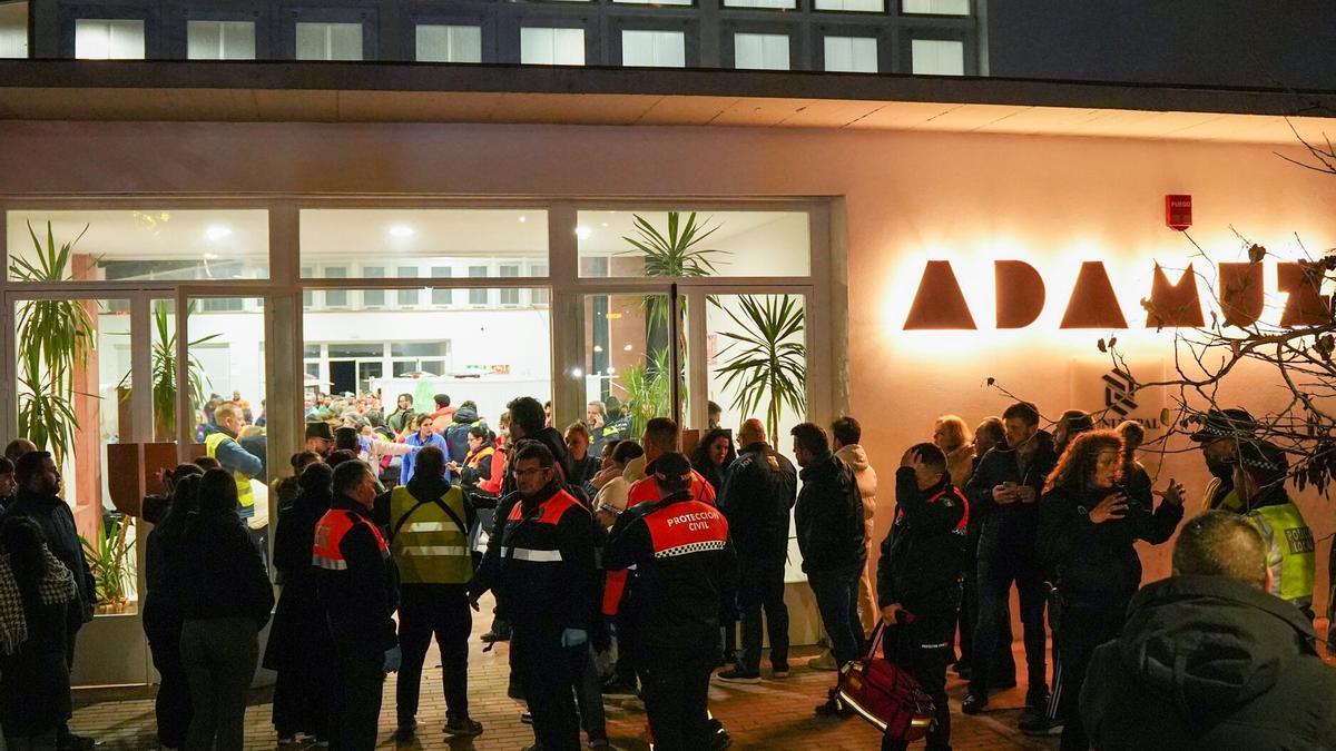 Coordinación de los equipos emergencias en el Polideportivo de Adamuz para socorrer a los heridos y fallecidos en el descarrilamiento de dos trenes de alta velocidad en el término municipal, a 19 de enero de 2026 en Adamuz.
