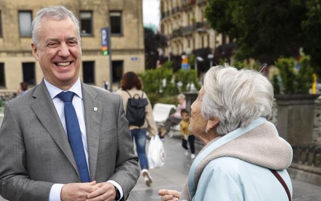 Iñigo Urkullu conversa con una vecina de Donostia.