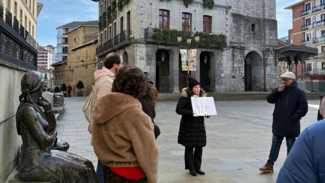 Una anterior visita guiada en la Herriko Plaza de Laudio