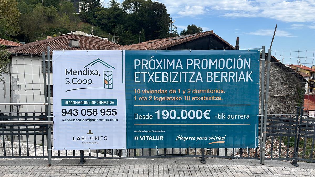 Un cartel indica el lugar en el que se va a acometer la promocion de viviendas con la fórmula de cooperativa en Mutriku.