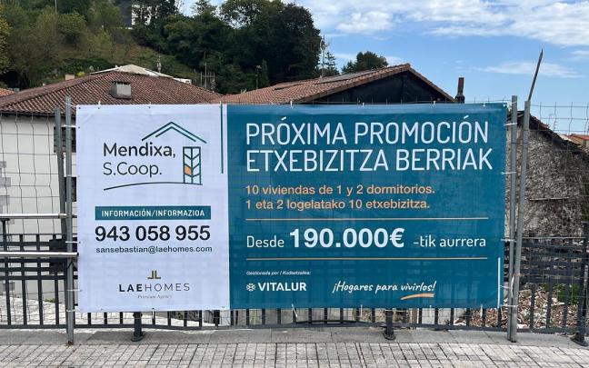 Un cartel indica el lugar en el que se va a acometer la promocion de viviendas con la fórmula de cooperativa en Mutriku.