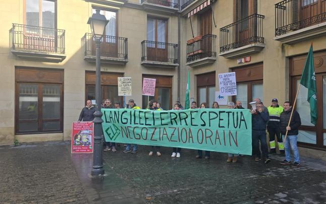Los y las trabajadoras en huelga se han concentrado esta mañana frente a la Oficina de Atención al Público de Tinxzer en la calle Juncal de Irun.