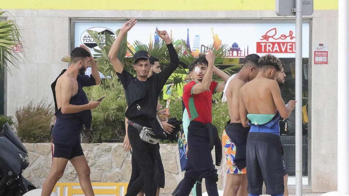 Más de 400 personas, según los cálculos estimados por fuentes policiales, aguardan para acceder al interior del Centro de Estancia Temporal de Inmigrantes (CETI).