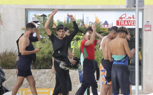 Más de 400 personas, según los cálculos estimados por fuentes policiales, aguardan para acceder al interior del Centro de Estancia Temporal de Inmigrantes (CETI).