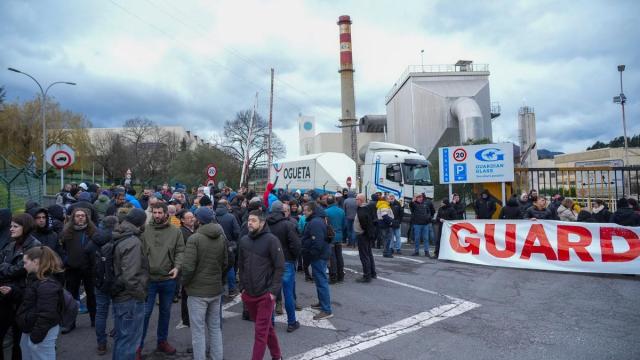 Trabajadores de Guardian Llodio se concentran frente a la fábrica en rechazo al cierre de la planta / Jorge Muñoz Trabajadores de Guardian Llodio se concentran frente a la fábrica en rechazo al cierre de la planta