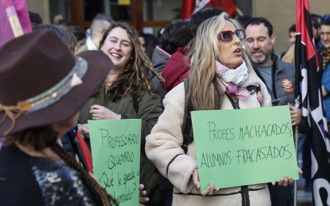 Protesta de trabajadores de Kristau Eskola en Donostia. / EFE Protesta de trabajadores de Kristau Eskola en Donostia.