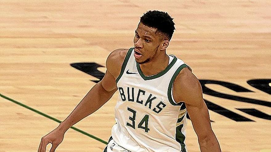 Giannis Antetokounmpo quiere dirigir a Milwaukee hacia un nuevo anillo. | FOTO: AFP