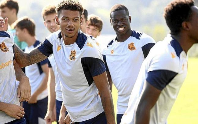 Ibrahima Camara, sonriente en segundo plano detrás de Fiabema, es una de las grandes novedades de los once convocados
