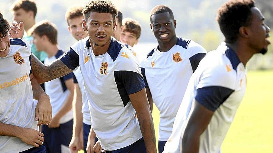 Fiabema, en primer plano, y Camara, detrás, han sido dos de las incorporaciones del Sanse. / REAL SOCIEDAD