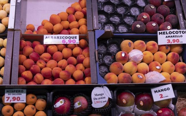Frutas frescas expuestas en un comercio.