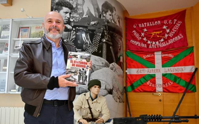 Aitor Miñambres posa con su última obra en el Museo Memorial del Cinturón de Hierro, del que es director.