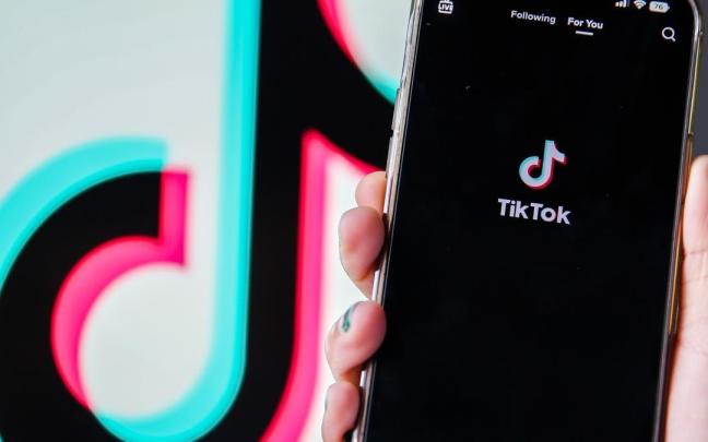 Logo de TikTok en un móvil.