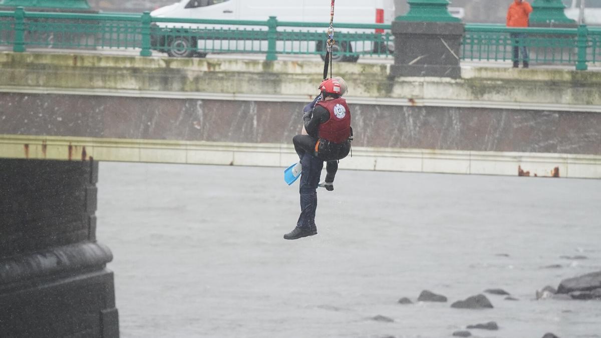 Momento en el que los servicios de rescate han interceptado el cuerpo de la persona precipitada / Ruben Plaza