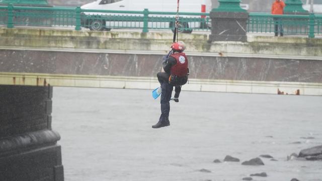 Momento en el que los servicios de rescate han interceptado el cuerpo de la persona precipitada / Ruben Plaza