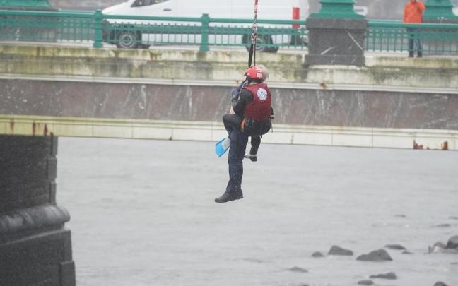 Momento en el que los servicios de rescate han interceptado el cuerpo de la persona precipitada / Ruben Plaza