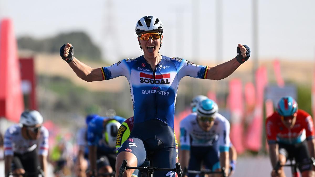 Tim Merlier festeja la victoria en la primera etapa del UAE Tour