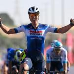Tim Merlier festeja la victoria en la primera etapa del UAE Tour