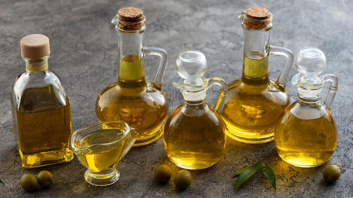 Varios recipientes con aceite de oliva.