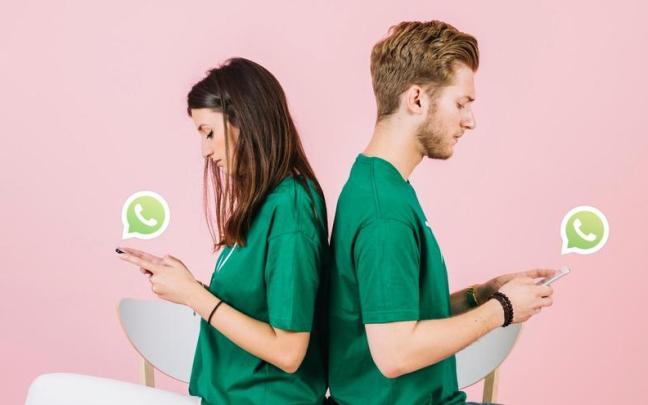 Dos personas hablando por WhatsApp.