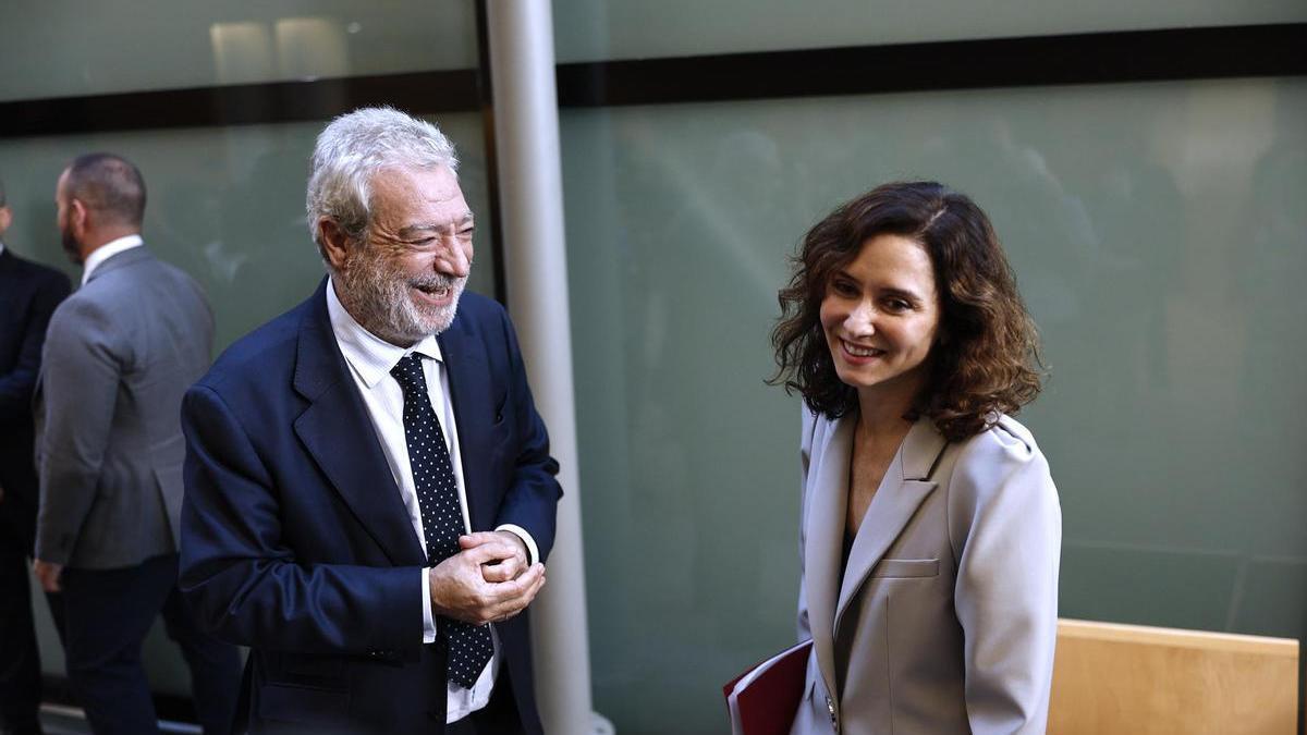 Isabel Díaz Ayuso conversa con su jefe de gabinete, Miguel Ángel Rodríguez, tras la primera sesión del Debate del Estado de la Región de Madrid.