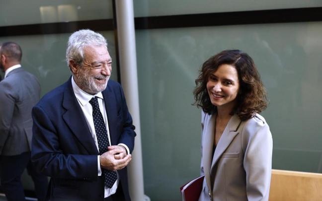Isabel Díaz Ayuso conversa con su jefe de gabinete, Miguel Ángel Rodríguez, tras la primera sesión del Debate del Estado de la Región de Madrid.