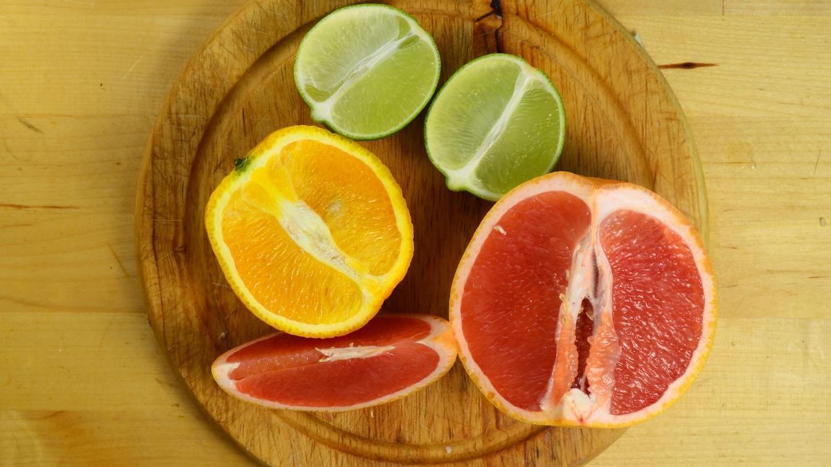 Pomelo, lima y naranja, los basicos para una macedonia de cítricos.