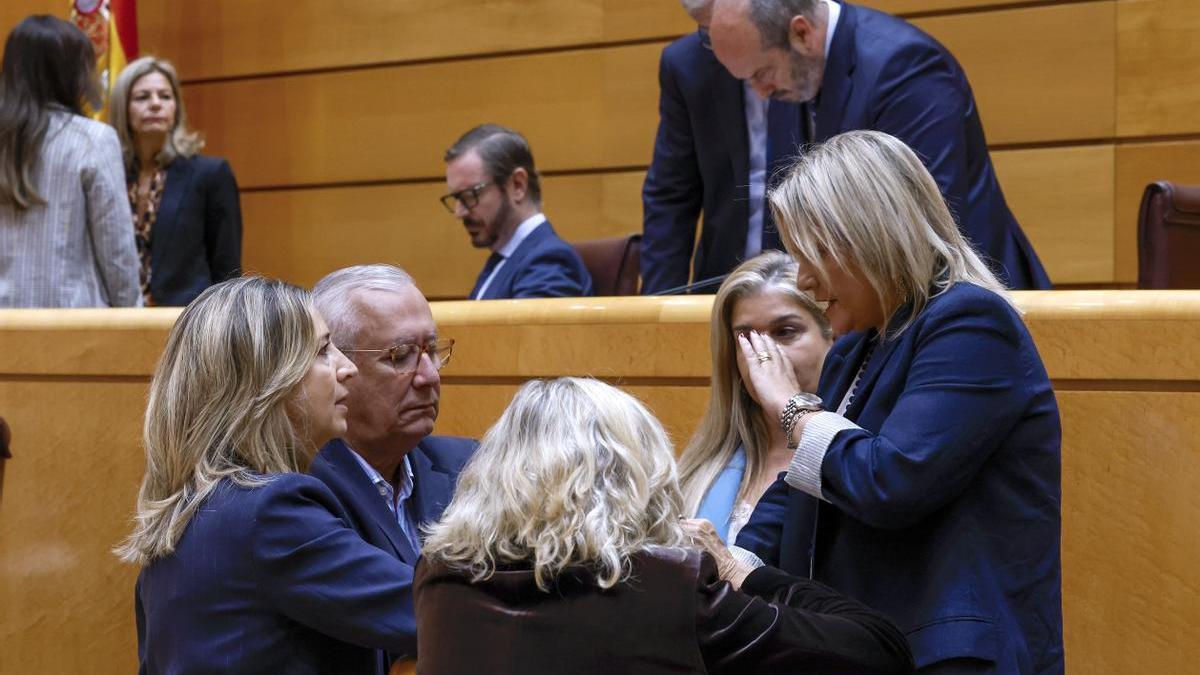 Los senadores del PP conversan mientras esperan el inicio del pleno.