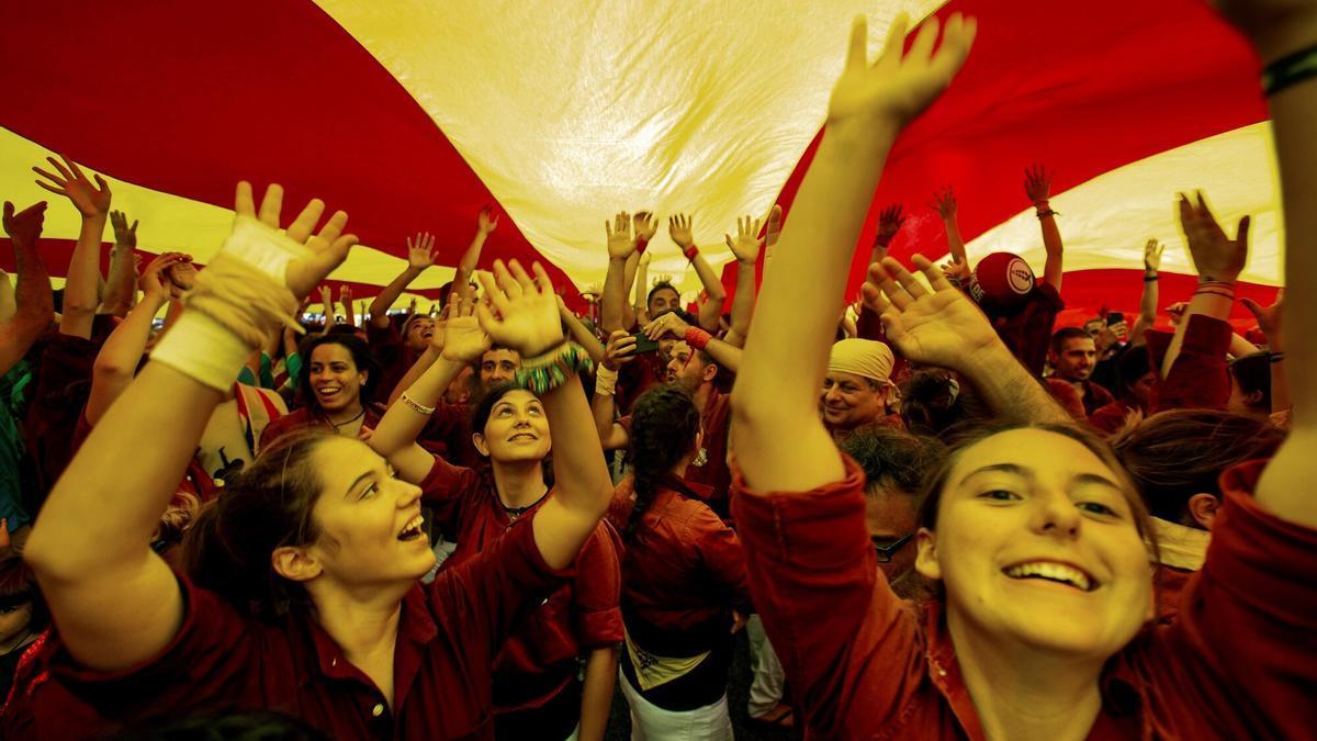 Una gran estelada durante una manifestación independentista en Barcelona.