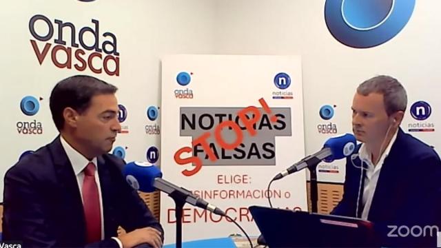 Imanol Pradales en los estudios de Onda Vasca.