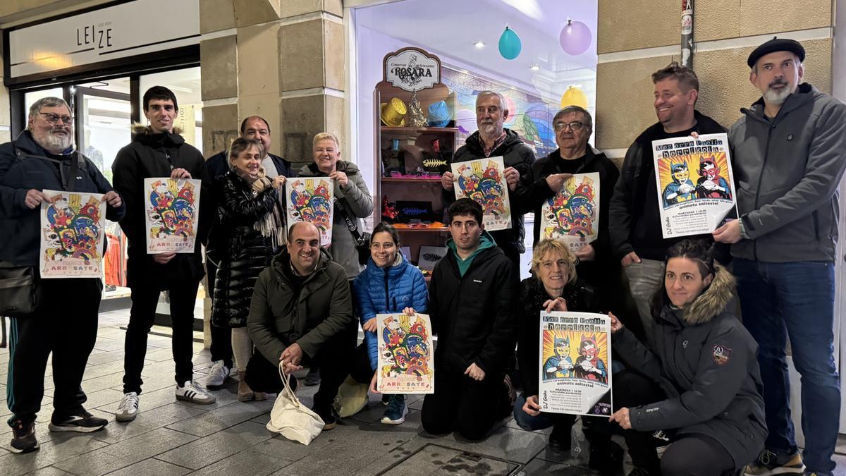 Representantes de los colectivos organizadores del programa de los Aratusteak.