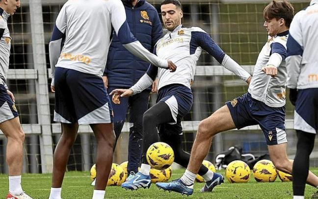 Los jugadores realistas en el entrenamiento previo al encuentro ante el Cádiz. / REAL SOCIEDAD X
