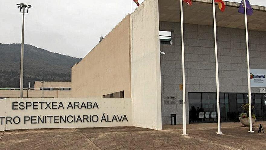 Acceso al centro penitenciario Araba (Zaballa).