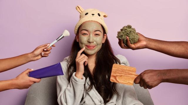 Una joven revitaliza su piel con una mascarilla facial
