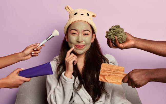 Una joven revitaliza su piel con una mascarilla facial