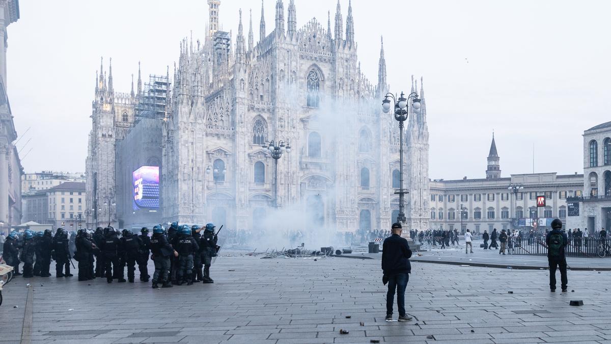 Piazza Duomo de Milán: Enfrentamientos y peleas callejeras entre jóvenes manifestantes y las fuerzas del orden: policía antidisturbios, unidad de despliegue rápido.