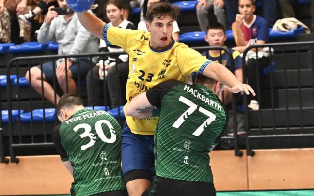 Asier Iribar en un partido con el Bidasoa. PEDRO MARTÍNEZ