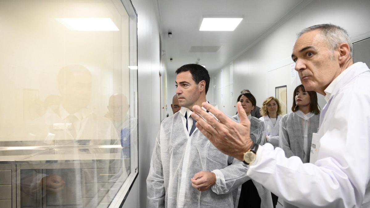 Imanol Pradales durante su visita al nuevo laboratorio de NEIKER.